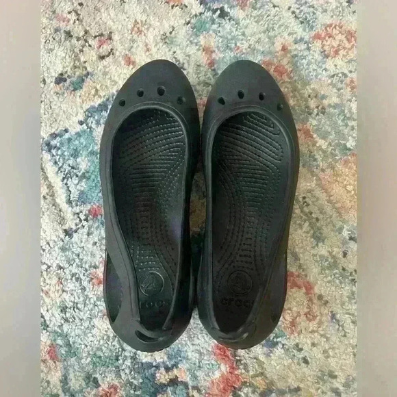 Crocs Women's Kadee Eyelet Ballerina Shoes Flats in Black 8 - Picture 2 of 5